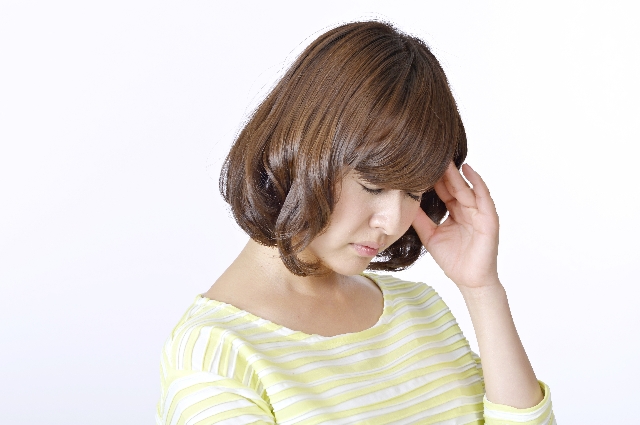 悩む女性の写真